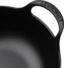 Le Creuset Wokpan / Balti Dish - Mat Zwart - ø 24 Cm / 2.7 Liter - Geëmailleerde Anti-aanbaklaag -Woonkeuken Winkel 1134x1200 2