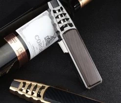 Merkloos Turbo Jetflame Aansteker - Gasbrander - Vuurwerk Torch - Crème Brûlée Brander - BBQ En Sigaren Aansteker - Windproof - Carbon Met Goudkleurige Metalen Behuizing -Woonkeuken Winkel 1200x1028 1