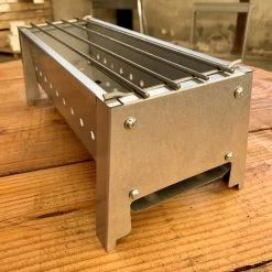 Spiedini Saté-bbq Bali 40 Mini - Kleine, Smalle Houtskoolbarbecue Met Horizontaal Rooster Voor Sate Of Andere Spiesjes - 40 Cm Lang, 11 Cm Breed, 14 Cm Hoog - Ideaal Voor Tuin- Of Open Haard, Of Balkon - Materiaal: Gealuminiseerd Ijzer -Woonkeuken Winkel 1200x1200 1040