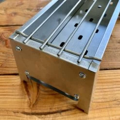 Spiedini Saté-bbq Bali 40 Mini - Kleine, Smalle Houtskoolbarbecue Met Horizontaal Rooster Voor Sate Of Andere Spiesjes - 40 Cm Lang, 11 Cm Breed, 14 Cm Hoog - Ideaal Voor Tuin- Of Open Haard, Of Balkon - Materiaal: Gealuminiseerd Ijzer -Woonkeuken Winkel 1200x1200 1041