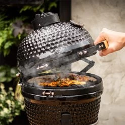 BluMill Kamado BBQ Egg - Kamado 13 Inch - Incl. Vlees Thermometer - Houtskoolbarbecues - Zwart - Ø 27cm 27 BluMill Kamado BBQ Egg - Kamado 13 Inch - Incl. Vlees Thermometer - Houtskoolbarbecues - Zwart - Ø 27cm -Woonkeuken Winkel 1200x1200 1050