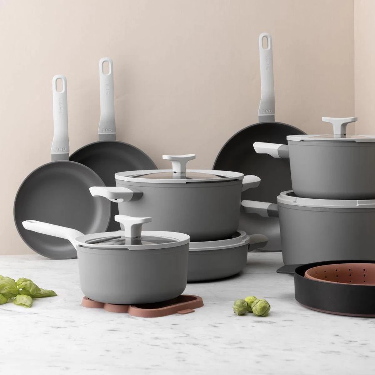 BergHOFF Leo Hapjespan Stone - 28 Cm - Met Glazen Deksel 6 BergHOFF Leo Hapjespan Stone - 28 Cm - Met Glazen Deksel - Afbeelding 4