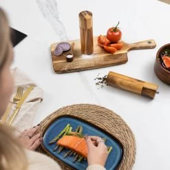 Deleca Luxe Peper En Zoutmolen Set - Zout / Pepermolen - Handmatig - Met Navul Lepel & Geschenkdoos - Acacia Hout - Rond -Woonkeuken Winkel 1200x1200 921