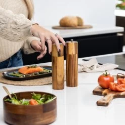 Deleca Luxe Peper En Zoutmolen Set - Zout / Pepermolen - Handmatig - Met Navul Lepel & Geschenkdoos - Acacia Hout - Rond -Woonkeuken Winkel 1200x1200 922