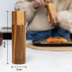 Deleca Luxe Peper En Zoutmolen Set - Zout / Pepermolen - Handmatig - Met Navul Lepel & Geschenkdoos - Acacia Hout - Rond -Woonkeuken Winkel 1200x1200 924