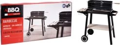 Verrijdbare Barbecue – Houtskool/Briketten - Verstelbare Grillplaat – Houten Tafel – Winscherm – Gewicht 5.9kg -Woonkeuken Winkel 1200x453 1