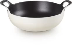 Le Creuset Gietijzeren Balti-pan In Meringue 24 Cm 2,7l -Woonkeuken Winkel 1200x747