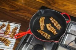 Le Creuset - Gietijzeren Ronde Skillet In Kersenrood 23cm -Woonkeuken Winkel 1200x787