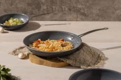 Swiss Pro+ - Koekenpannenset - 3 Delig - Keramisch - Inductie - Milieuvriendelijk - PFAS - PFOA Vrij - Sapphire Green 21 Swiss Pro+ - Koekenpannenset - 3 Delig - Keramisch - Inductie - Milieuvriendelijk - PFAS - PFOA Vrij - Sapphire Green -Woonkeuken Winkel 1200x799 1