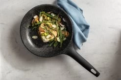 Sola Koekenpan Fair Cooking - Ø 28 Cm - Zwart/wit - Aluminium - Antiaanbaklaag 13 Sola Koekenpan Fair Cooking - Ø 28 Cm - Zwart/wit - Aluminium - Antiaanbaklaag -Woonkeuken Winkel 1200x799 14