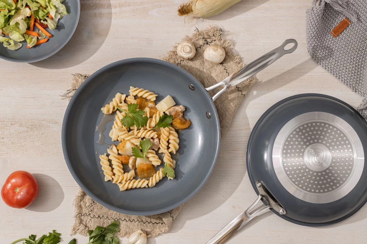 Swiss Pro+ - Koekenpannenset - 3 Delig - Keramisch - Inductie - Milieuvriendelijk - PFAS - PFOA Vrij - Sapphire Green 10 Swiss Pro+ - Koekenpannenset - 3 Delig - Keramisch - Inductie - Milieuvriendelijk - PFAS - PFOA Vrij - Sapphire Green - Afbeelding 8