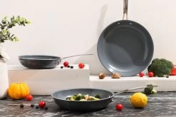 Swiss Pro+ - Koekenpannenset - 3 Delig - Keramisch - Inductie - Milieuvriendelijk - PFAS - PFOA Vrij - Sapphire Green 20 Swiss Pro+ - Koekenpannenset - 3 Delig - Keramisch - Inductie - Milieuvriendelijk - PFAS - PFOA Vrij - Sapphire Green -Woonkeuken Winkel 1200x799