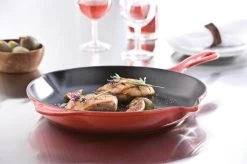 Le Creuset - Gietijzeren Ronde Skillet In Kersenrood 23cm -Woonkeuken Winkel 1200x799 25