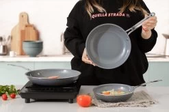 Swiss Pro+ - Koekenpannenset - 3 Delig - Keramisch - Inductie - Milieuvriendelijk - PFAS - PFOA Vrij - Sapphire Green 26 Swiss Pro+ - Koekenpannenset - 3 Delig - Keramisch - Inductie - Milieuvriendelijk - PFAS - PFOA Vrij - Sapphire Green -Woonkeuken Winkel 1200x799 4