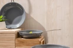 Swiss Pro+ - Koekenpannenset - 3 Delig - Keramisch - Inductie - Milieuvriendelijk - PFAS - PFOA Vrij - Sapphire Green 27 Swiss Pro+ - Koekenpannenset - 3 Delig - Keramisch - Inductie - Milieuvriendelijk - PFAS - PFOA Vrij - Sapphire Green -Woonkeuken Winkel 1200x799 5