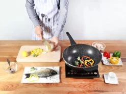 Cheffinger Wokpan Met Deksel - 32cm - Zwart - Pan - Keukenaccessoires 19 Cheffinger Wokpan Met Deksel - 32cm - Zwart - Pan - Keukenaccessoires -Woonkeuken Winkel 1200x892 2