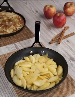 Le Creuset Koekenpan Les Forgées TNS - ø 28 Cm - Standaard Anti-aanbaklaag -Woonkeuken Winkel 923x1200