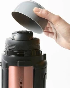 Lock&Lock Thermoskan - Isoleerkan - Thee En Koffie - Lekvrij - 1,5 Liter - RVS - Inklapbaar Handvat - Koper Roze 11 Lock&Lock Thermoskan - Isoleerkan - Thee En Koffie - Lekvrij - 1,5 Liter - RVS - Inklapbaar Handvat - Koper Roze -Woonkeuken Winkel 967x1200